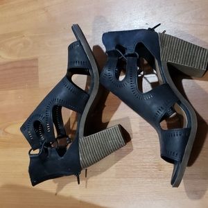 MAURICES HIGH HEELED SANDALS SIZE 10